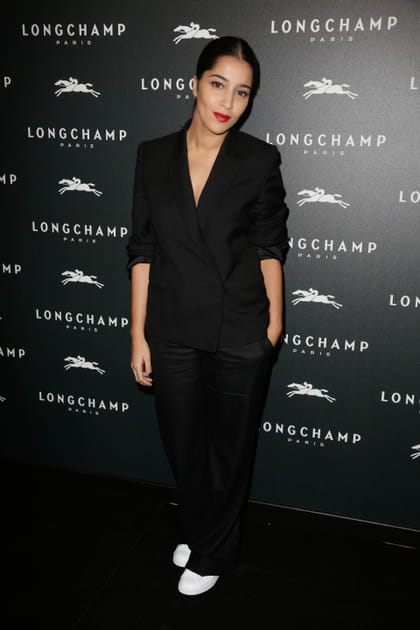 Le&iuml;la Bekhti en costume noir et baskets blanches