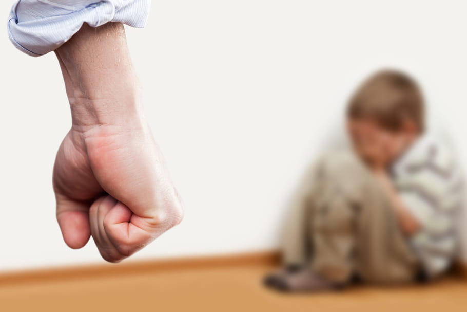 Le jour de son mariage, il se dispute avec sa femme et jette leur fils du 5e étage