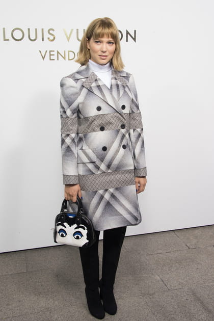L&eacute;a Seydoux en manteau mi-long imprim&eacute; et sac &agrave; main noir et blanc
