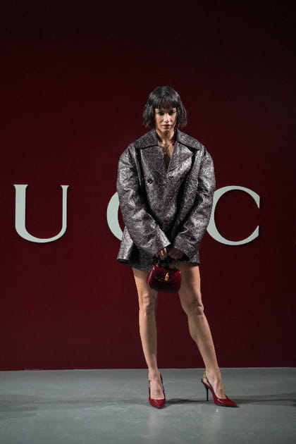 Sofia Boutella en veste &agrave; logos noire