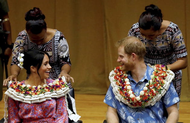 Meghan et Harry croulent (de rire) sous les fleurs
