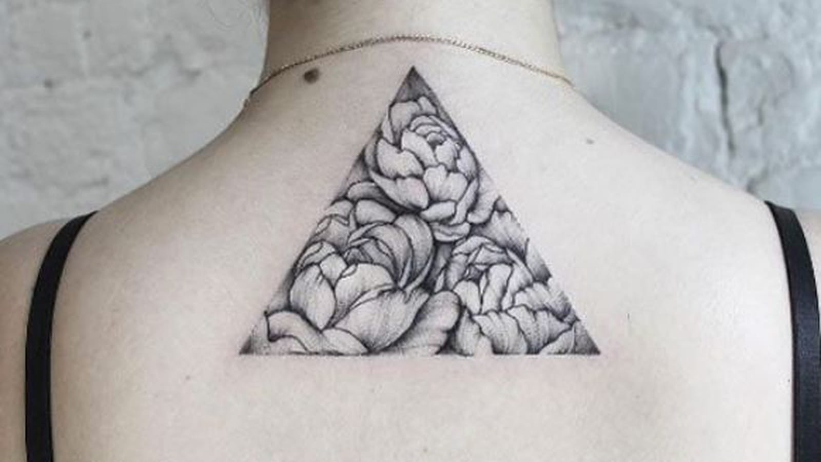 Triangle fleuri dans le dos