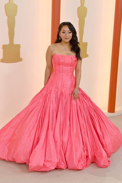 Stephanie Hsu en robe bustier XXL rose Valentino