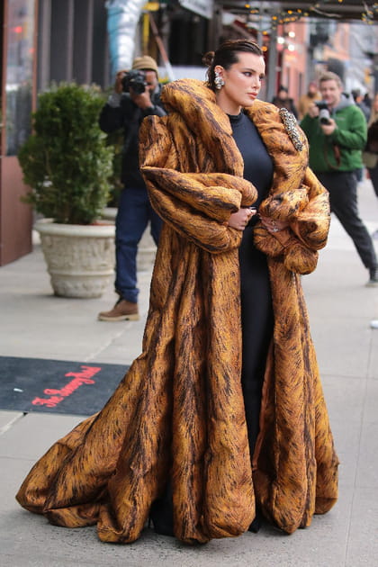 Bella Thorne en manteau oversize et longue robe noire