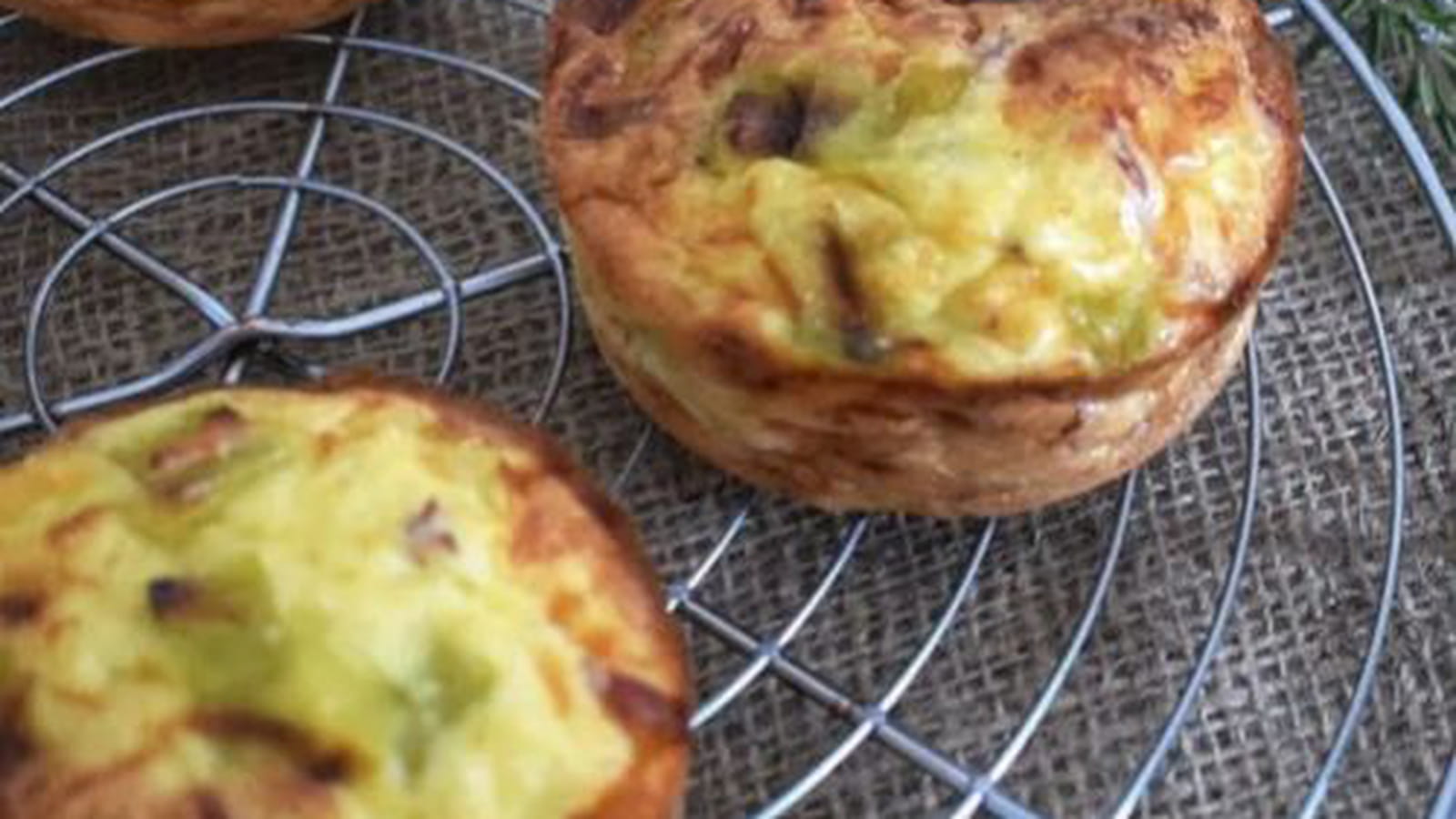 Quiche sans pâte individuelle poireaux comté lardons