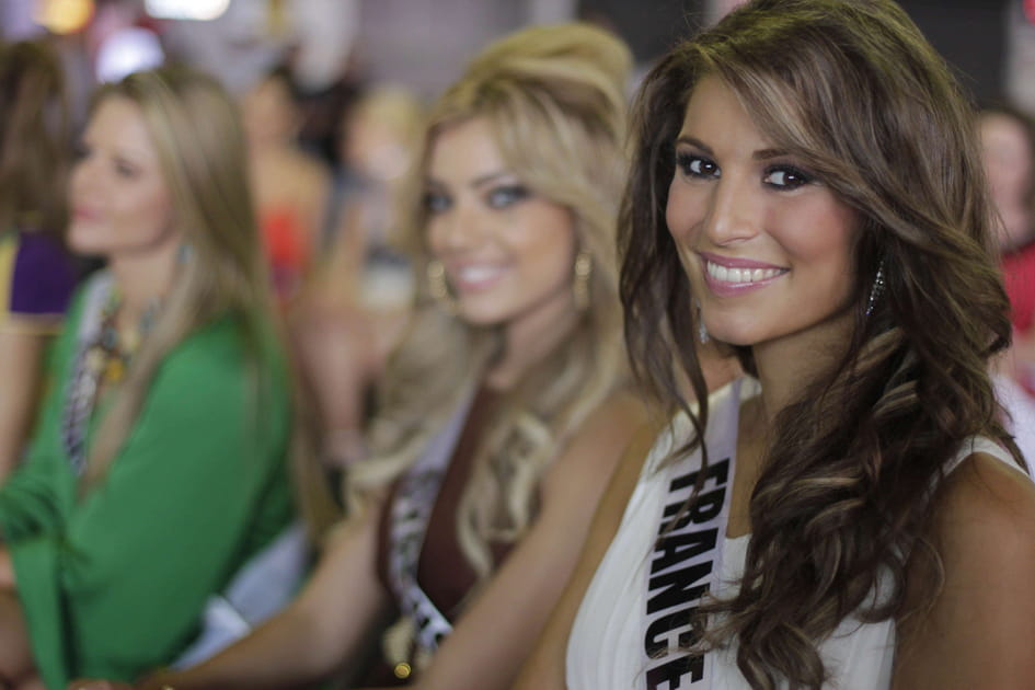 Laury Thilleman, exceptionnelle avec sa crini&egrave;re XXL