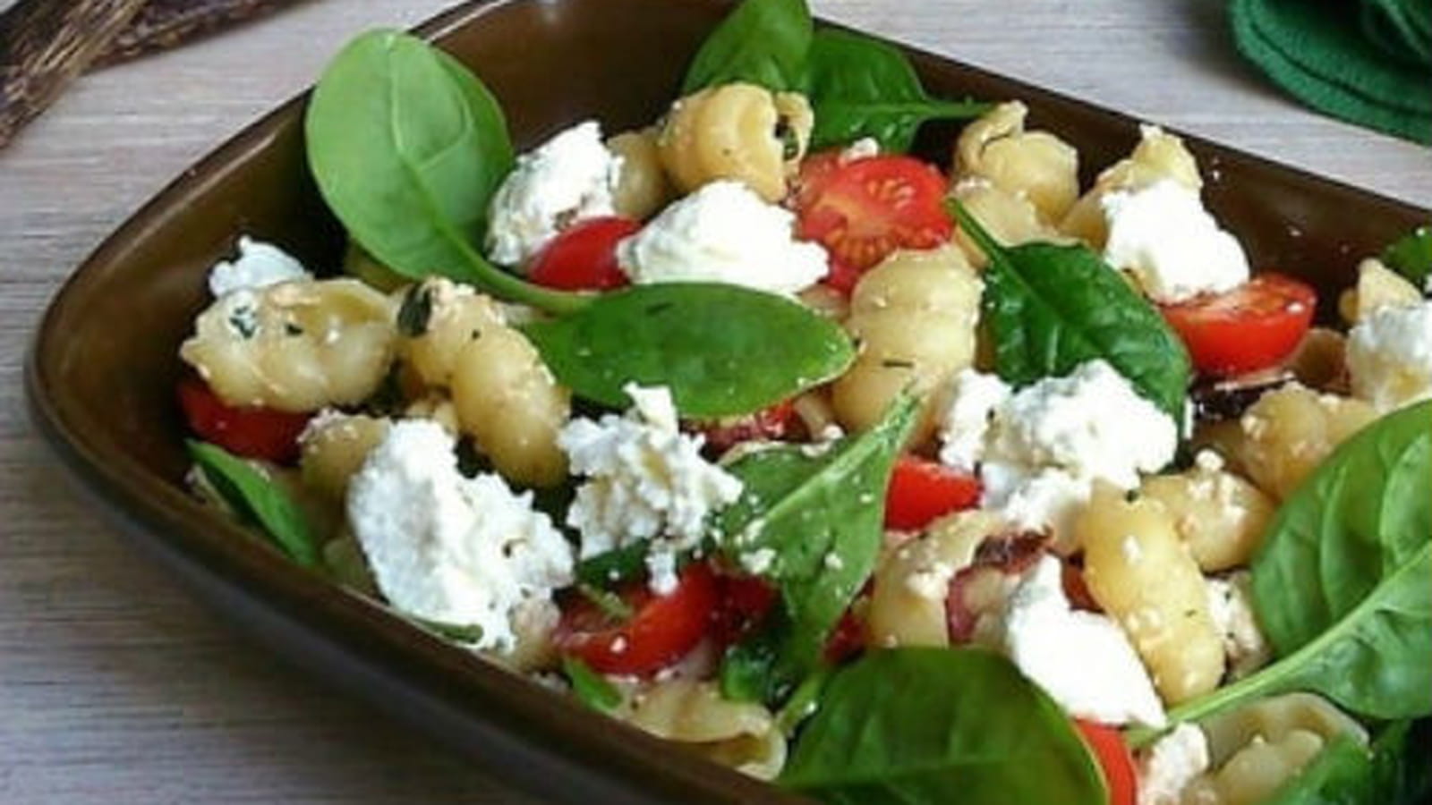 Salade de gnocchi, pousses d'épinards et brousse