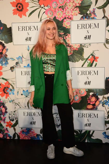 Chloé Jouannet en veste longue verte et pantalon noir