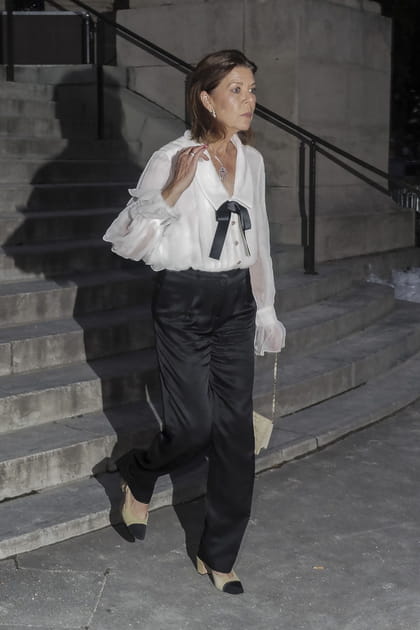 Apr&egrave;s&nbsp;: Caroline de Monaco &agrave; 62&nbsp;ans en chemisier blanc et pantalon satin&eacute;