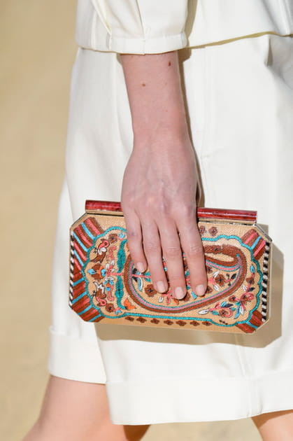 La minaudi&egrave;re en bois du d&eacute;fil&eacute; Oscar De La Renta