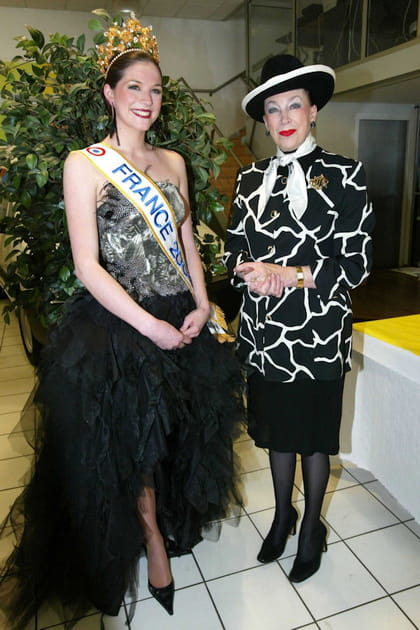 Geneviève de Fontenay en chapeau bicolore et veste imprimée noir et blanc
