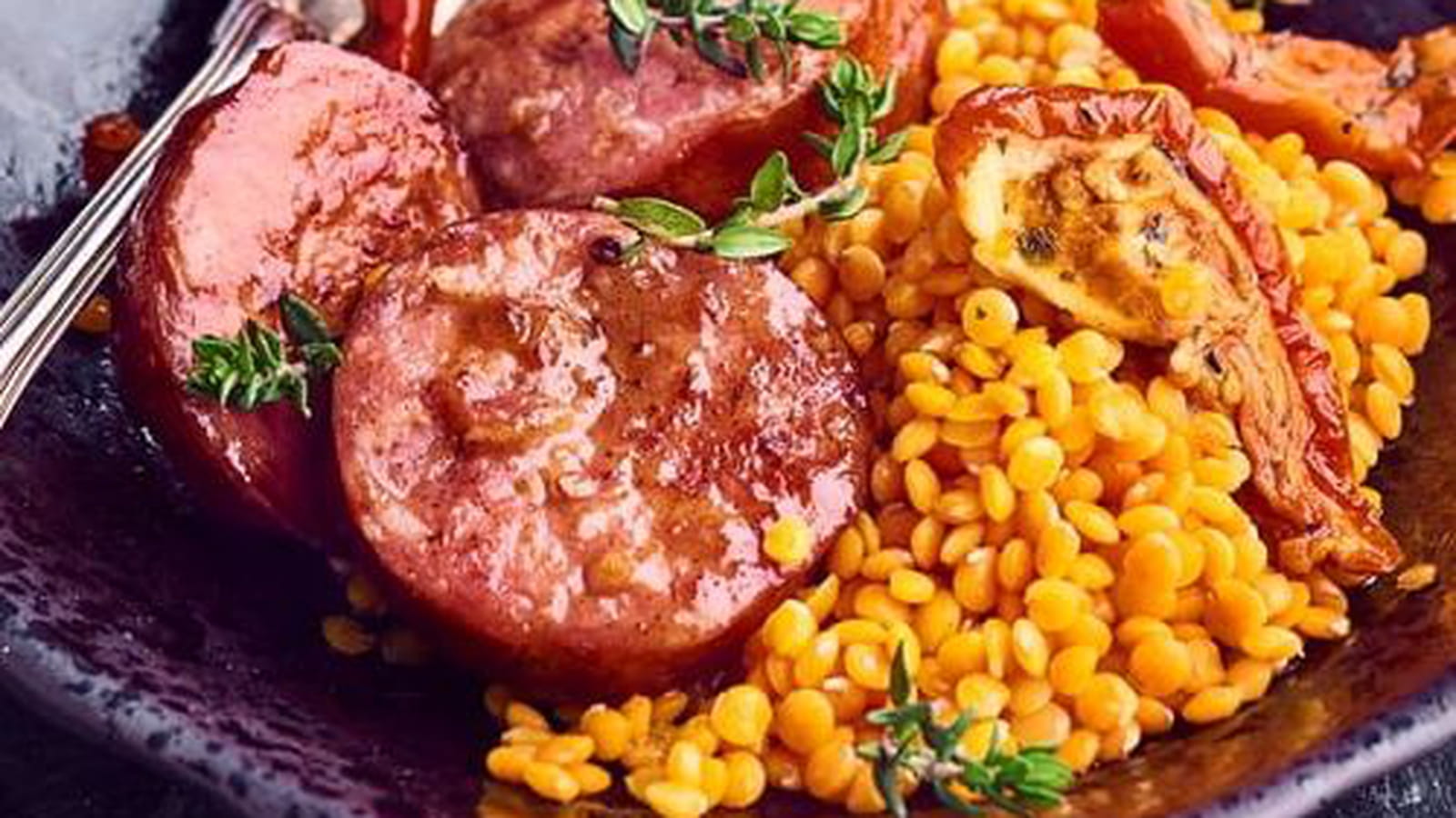 Saucisse de Morteau, lentilles corail et tomates confites