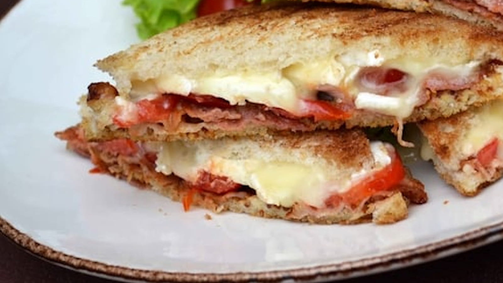 Croques au Camembert, moutarde à l'ancienne et lard grillé