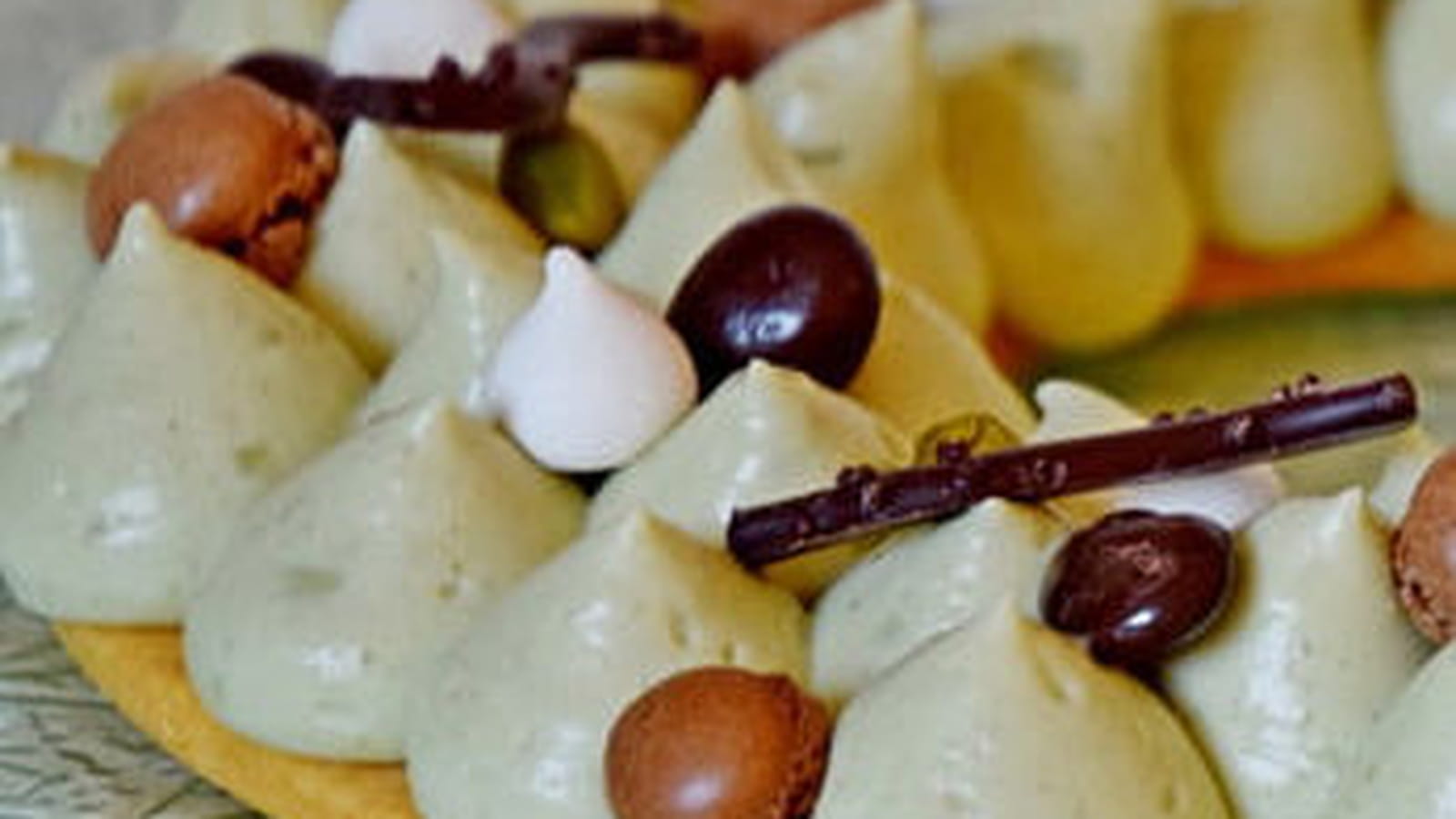 Pâte sucrée selon Cyril Lignac, garnie de crème diplomate à la pistache
