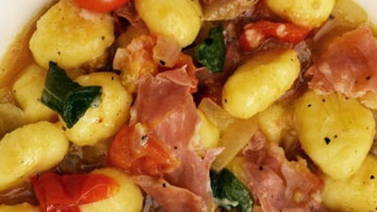 Gnocchi de pommes de terre au jambon de Parme et à la sauge
