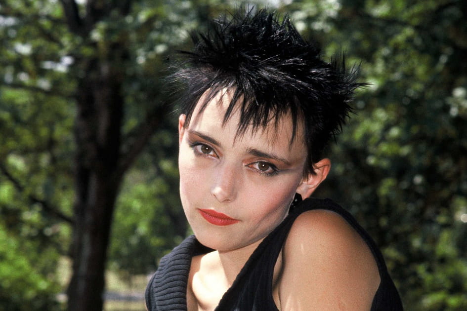 La coiffure piquante de Jeanne Mas