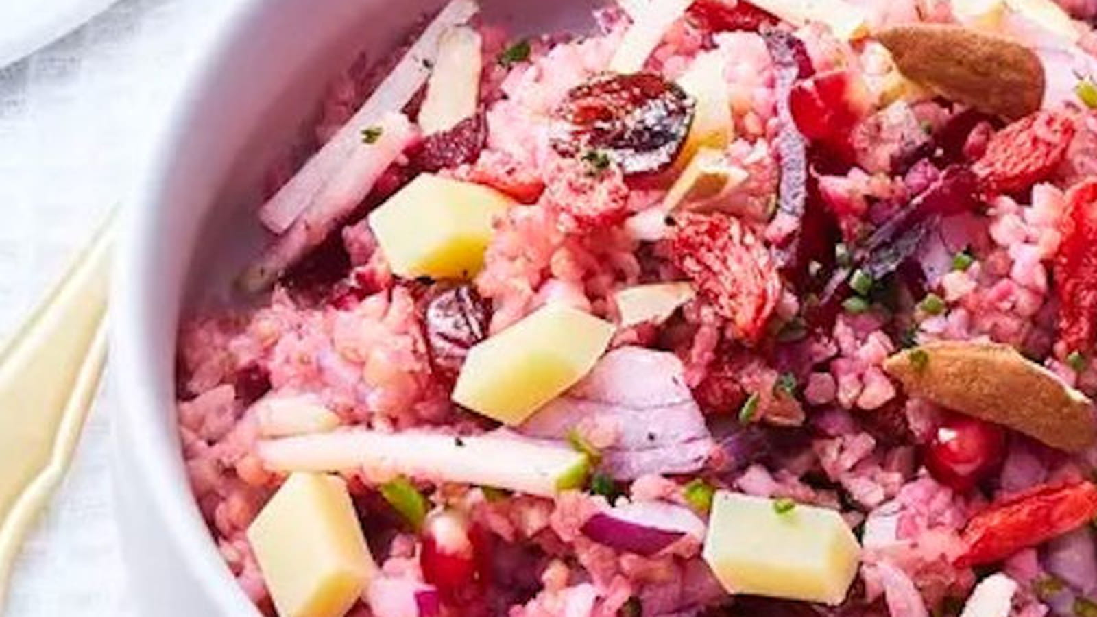 Taboulé rouge betterave, baies de goji, pommes vertes et dés d’Emmentaler