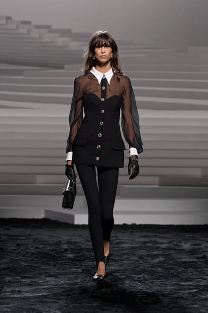 Chemise transparente et fuseau noir&nbsp;aper&ccedil;us sur le d&eacute;fil&eacute; Versace