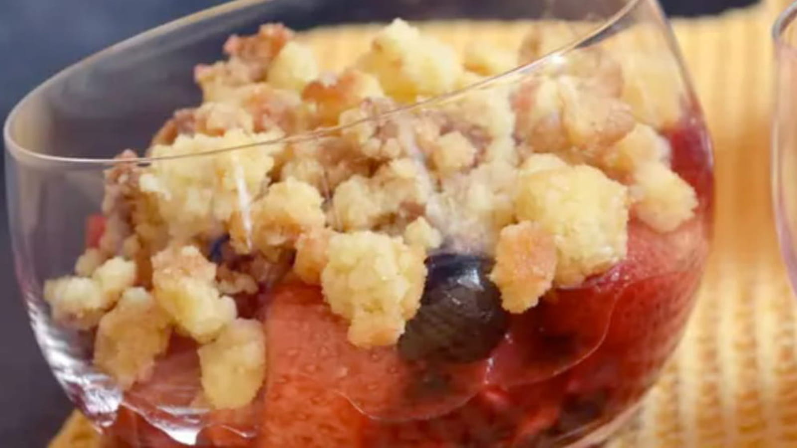Crumble aux pommes et fruits rouges à la poêle