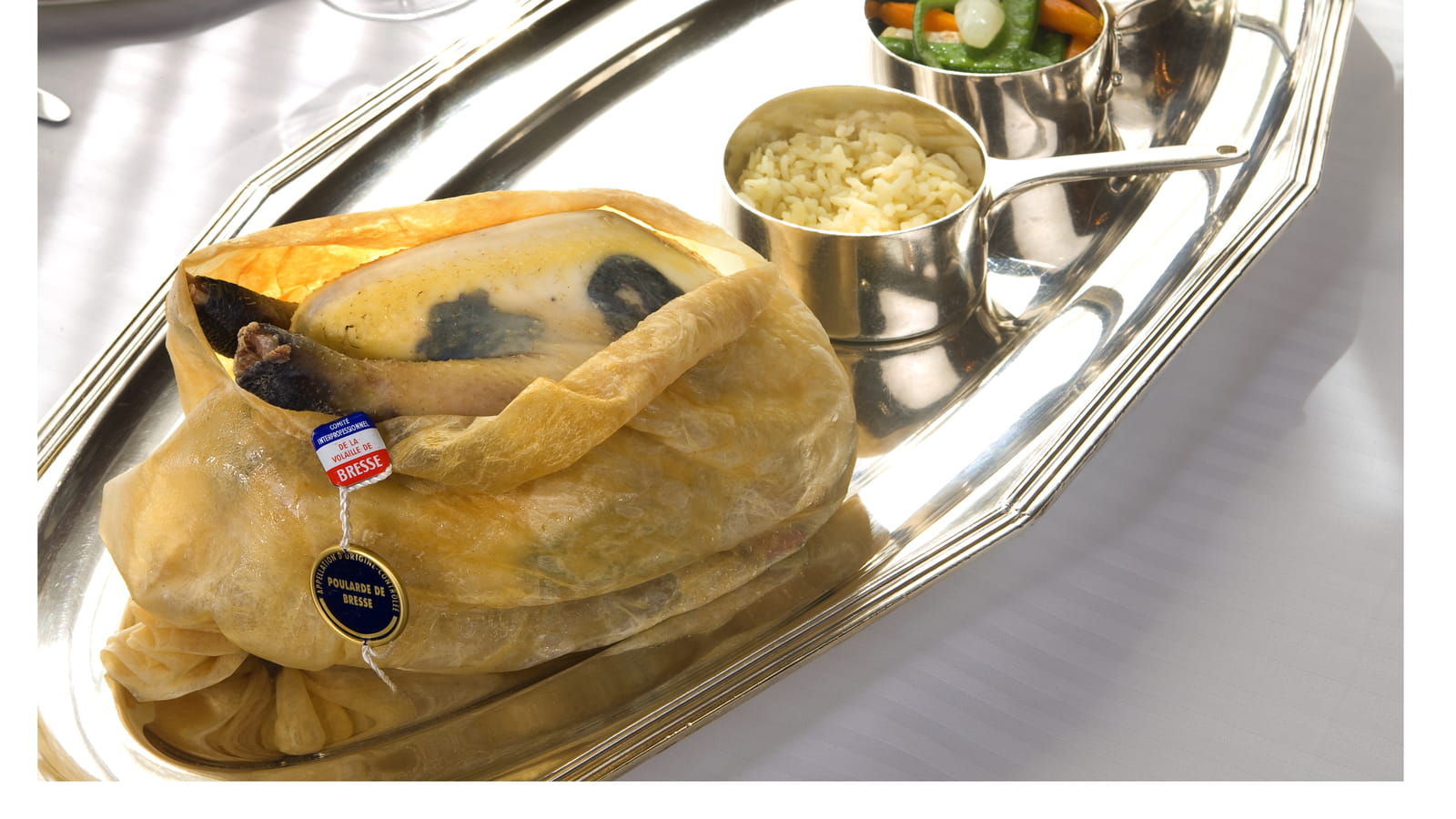 Volaille de Bresse cuite en vessie, truffée sous peau 