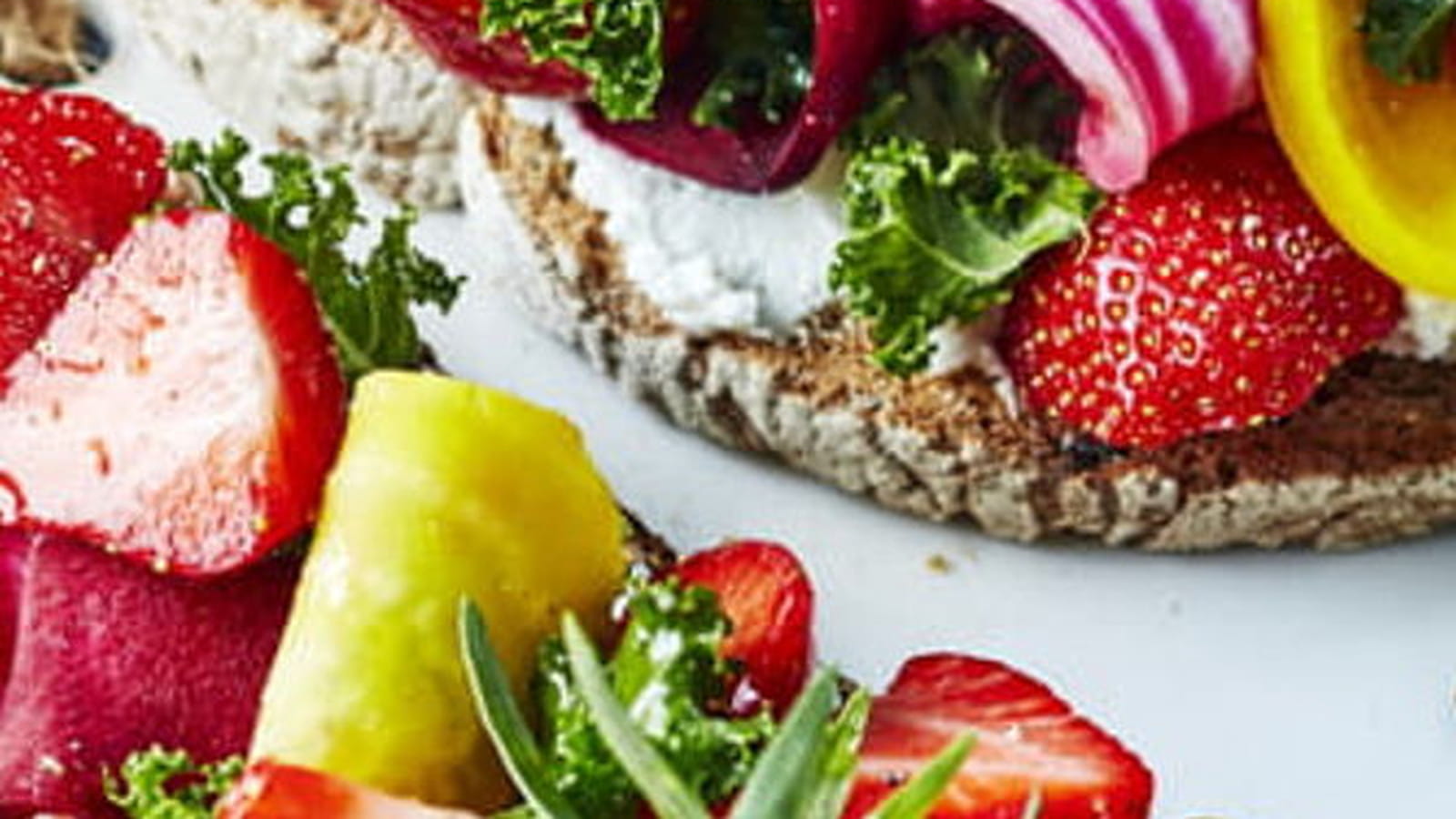 Tartines de fraises Gariguettes au chèvre frais, chou kale et betteraves
