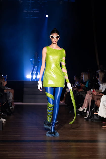 Mini robe verte et collants bleu &eacute;lectrique aper&ccedil;us sur le d&eacute;fil&eacute; Kim Shui