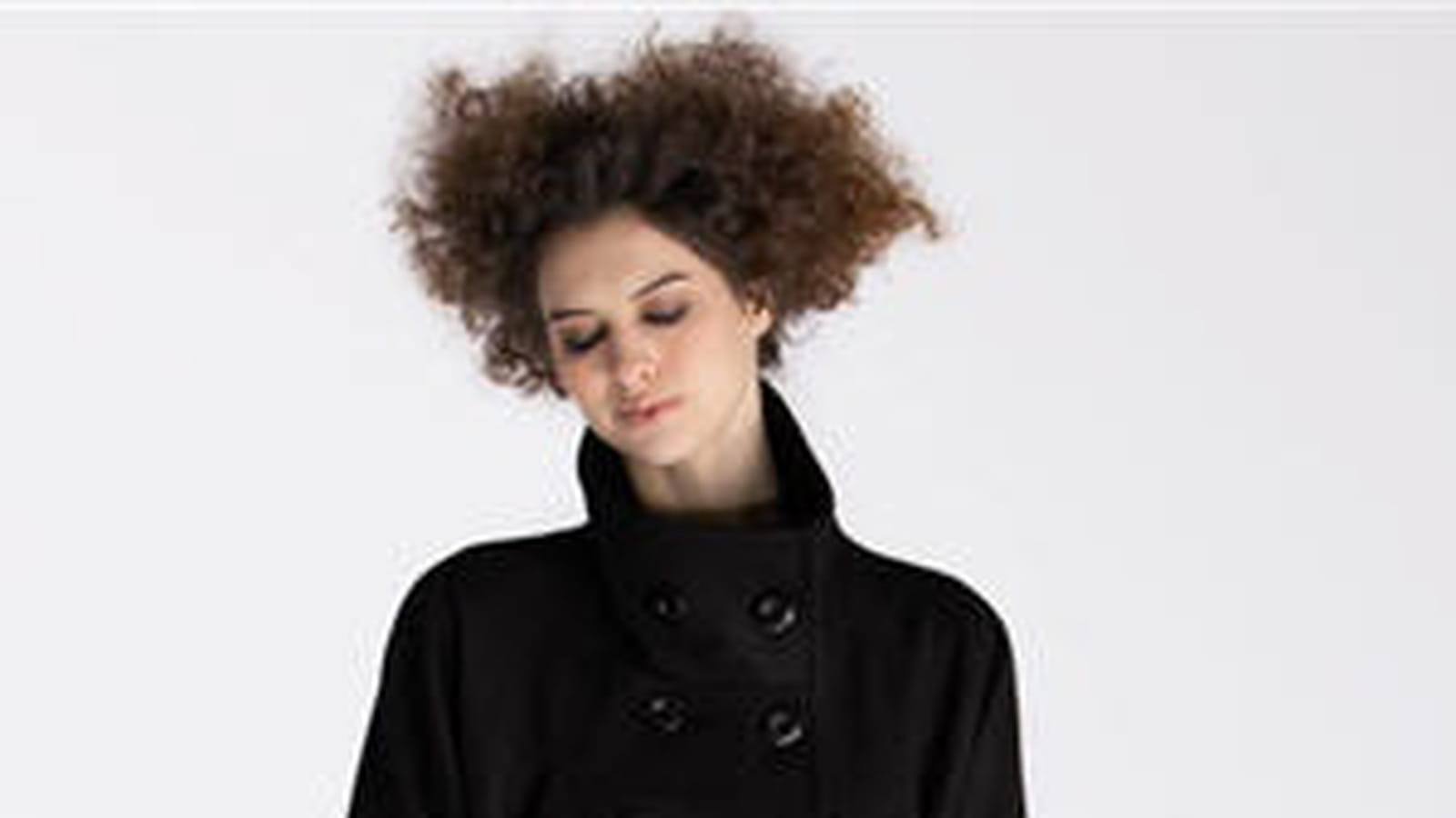 Manteau noir de Tissaia