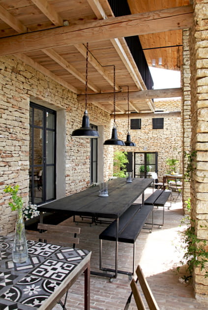 Une salle à manger d'été convivale