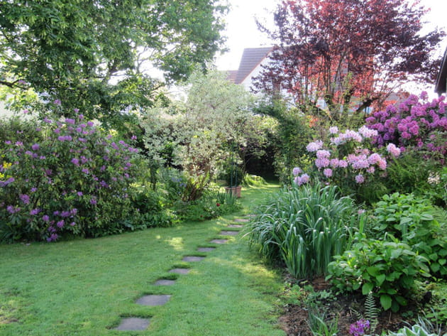 Une all&eacute;e de jardin pav&eacute;e de pas japonais