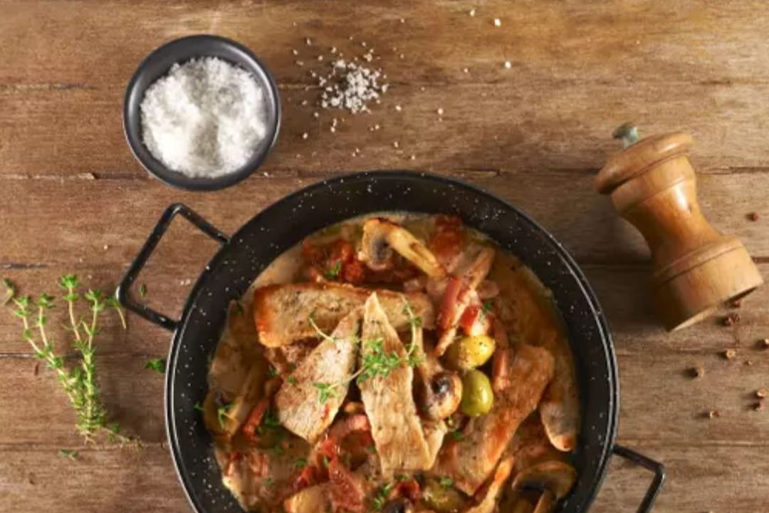 Sauté de dinde à la crème et aux lardons