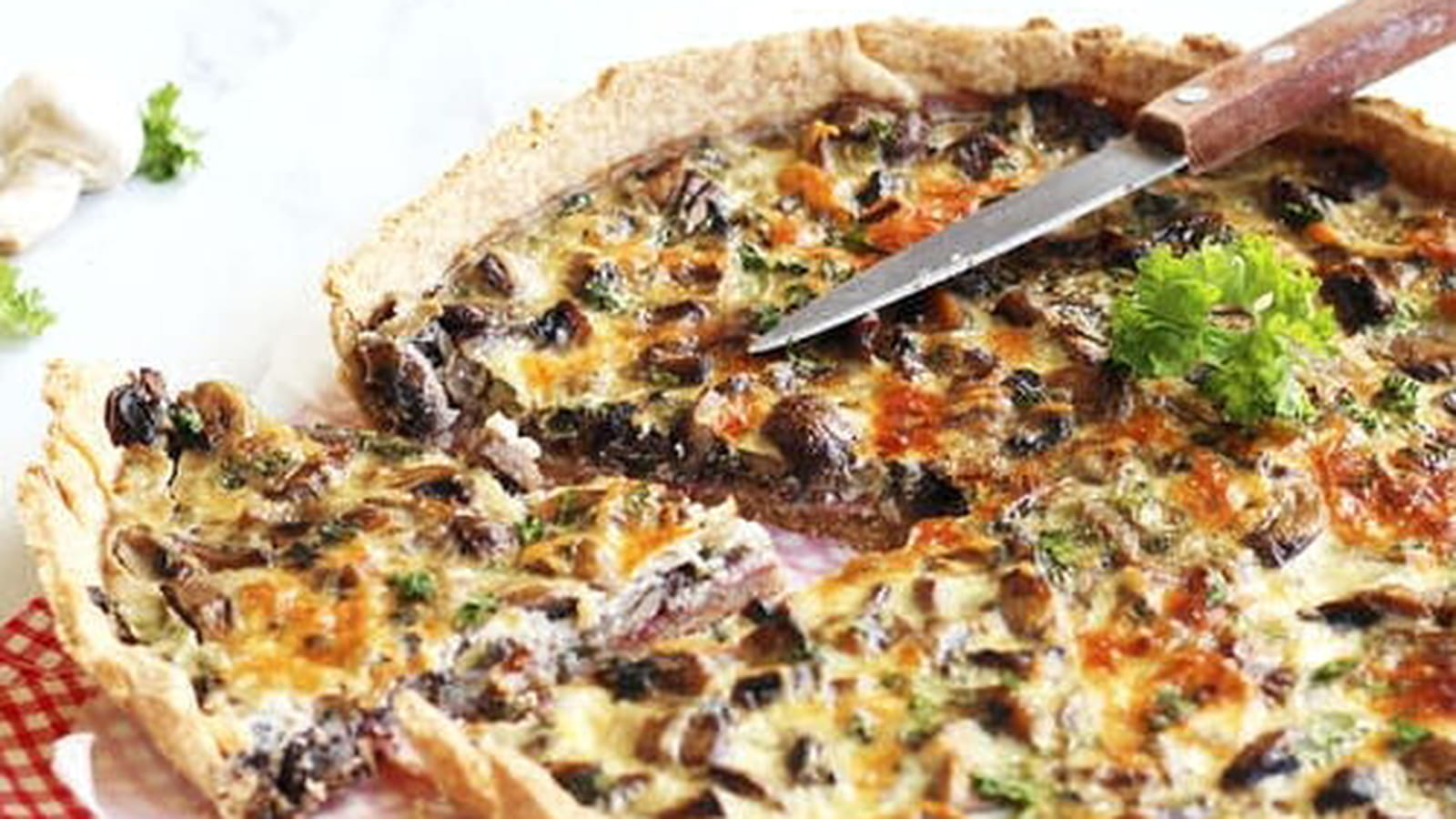 Quiche aux champignons, jambon et persil