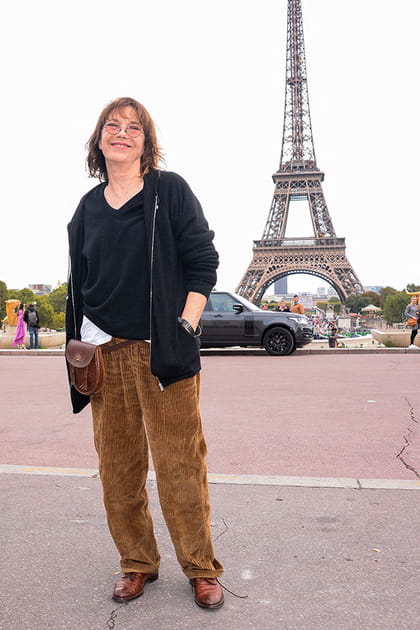 Jane Birkin en pantalon de velours et pull noir