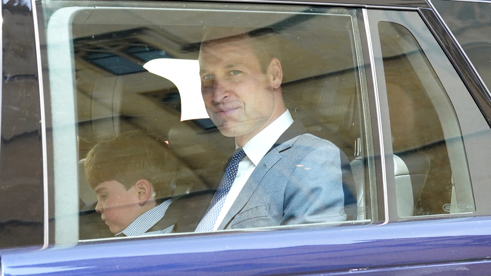 William à la sortie de l'abbaye de Westminster