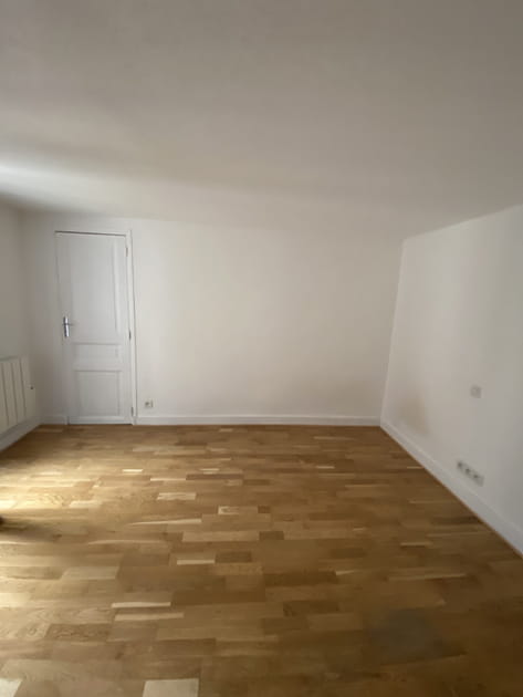 Avant&nbsp;: une chambre vide avec une porte de placard