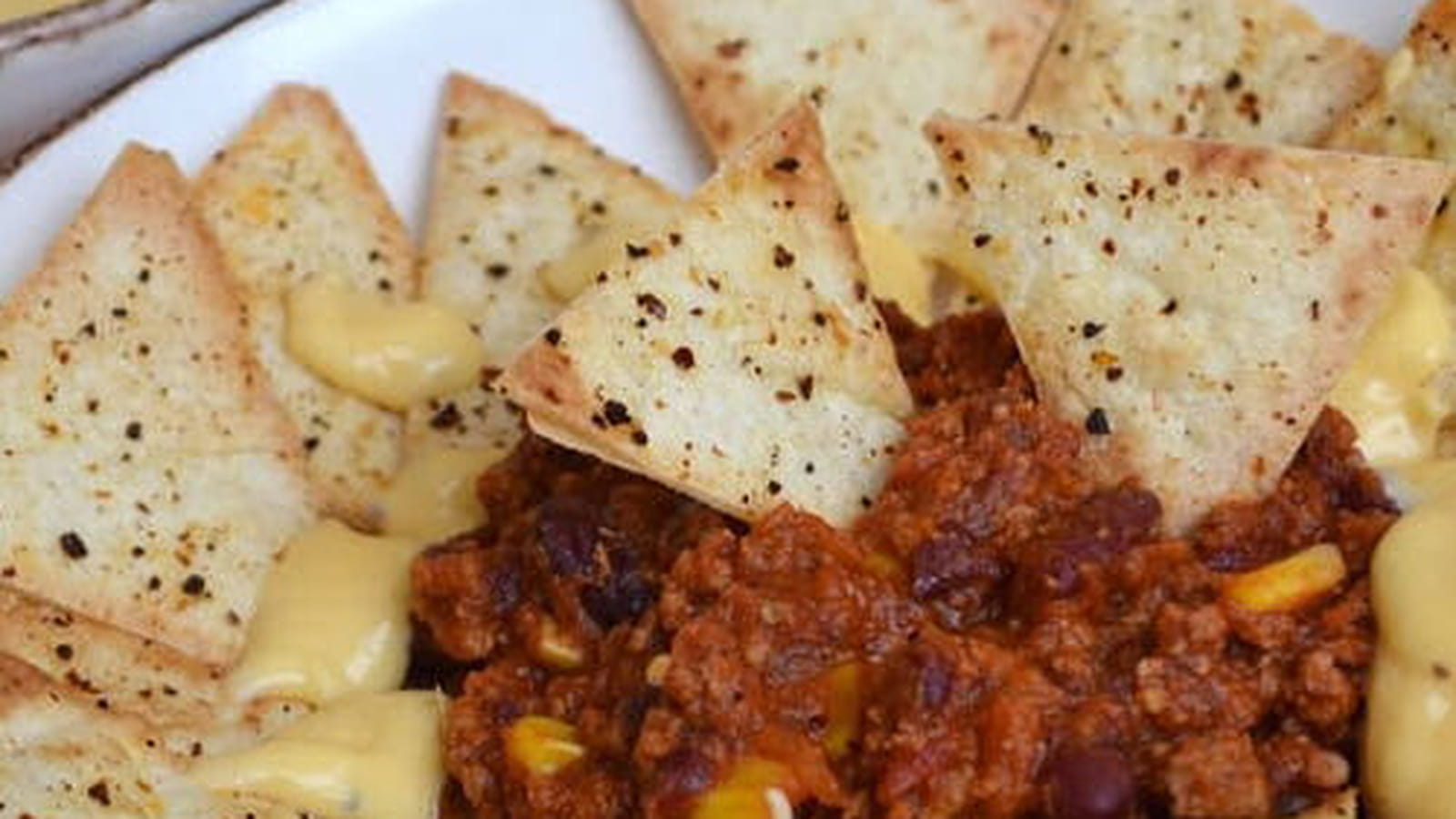 Nachos sauce cheddar et chili con carne
