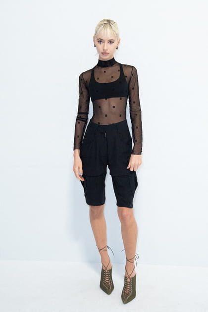 Iris Law en top manches longues transparent à pois et pantacourt à poches au défilé Givenchy