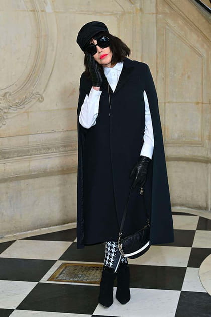 Isabelle Adjani en cape noire et chemise blanche
