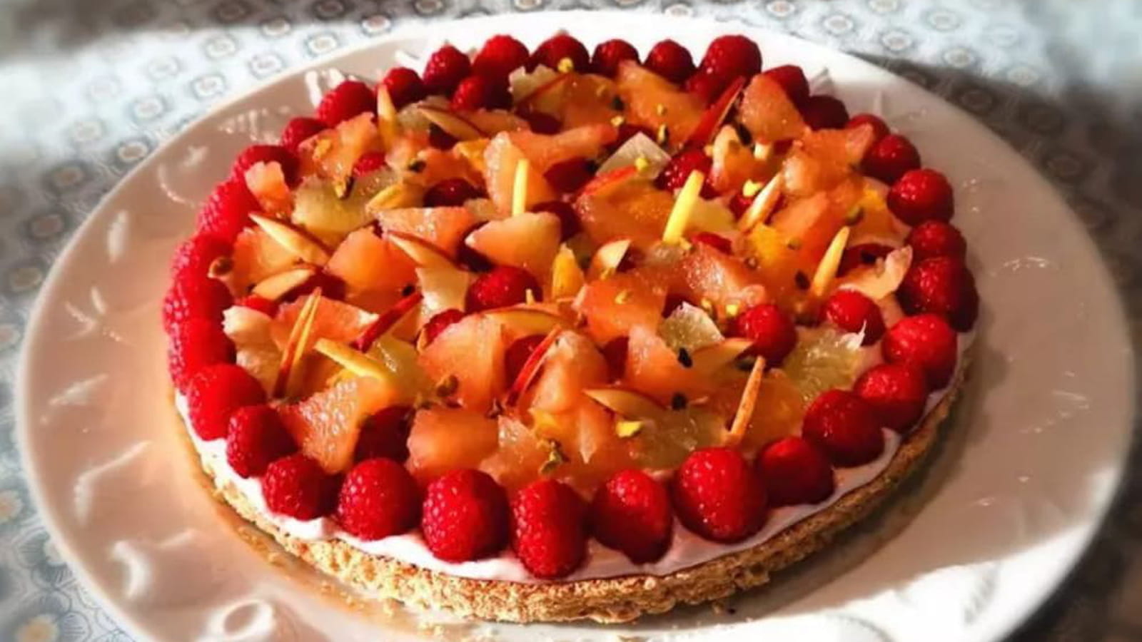 Succès noisette, framboises et agrumes aux éclats de pistaches