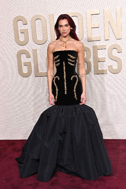 Dua Lipa en robe noire inspiration violon Schiaparelli