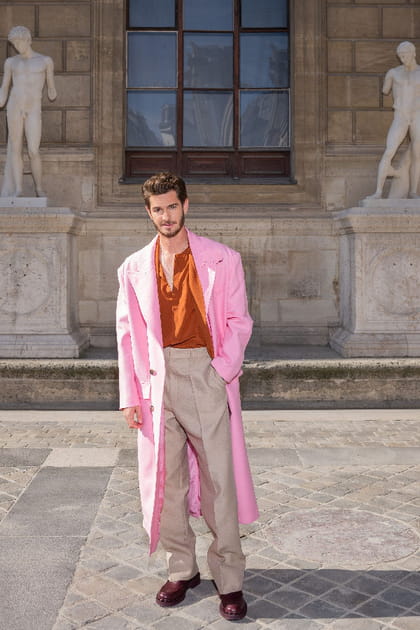 Andrew Garfield en veste rose et chemise orange au défilé Valentino printemps-été 2024