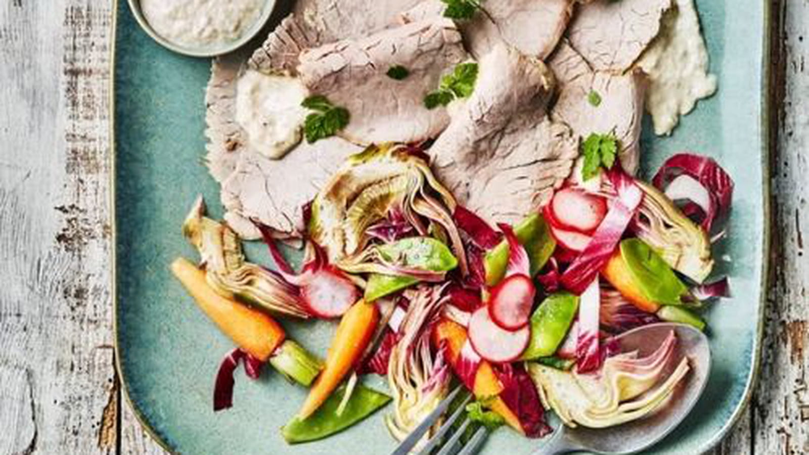 Emincé de veau fondant, crème d'artichaut moutardée et jeunes légumes à crus