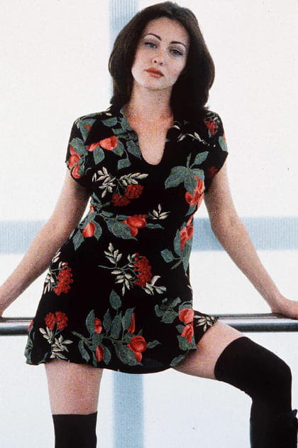Shannen Doherty en robe courte &agrave; fleurs et cuissardes noires