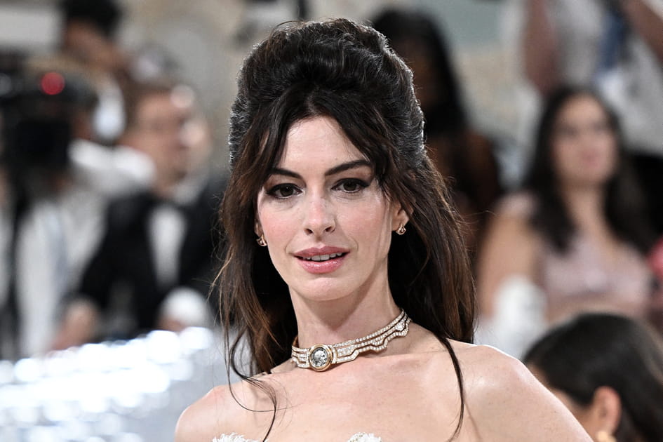 Anne Hathaway, ravissante avec sa demi-queue &agrave; coque