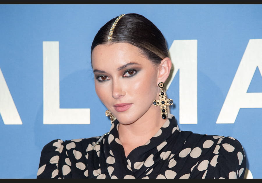 Madeleine White, renversante avec sa raie accessoiris&eacute;e