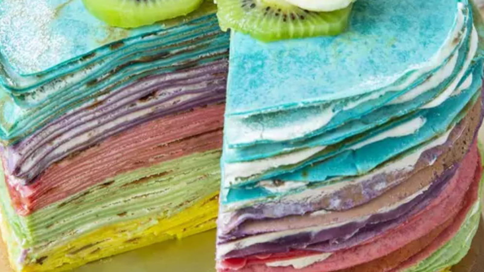 Gâteau de crêpes arc-en-ciel