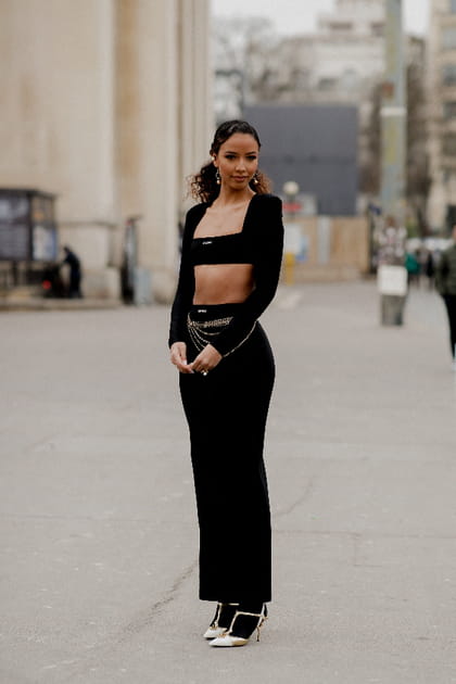 Flora Coquerel en jupe taille haute