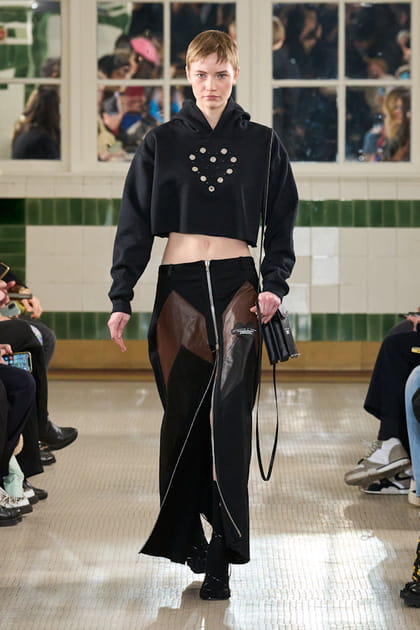 Jupe en patchwork zipp&eacute;e et sweatshirt noir crop aper&ccedil;us sur le d&eacute;fil&eacute; Victoria/Tomas