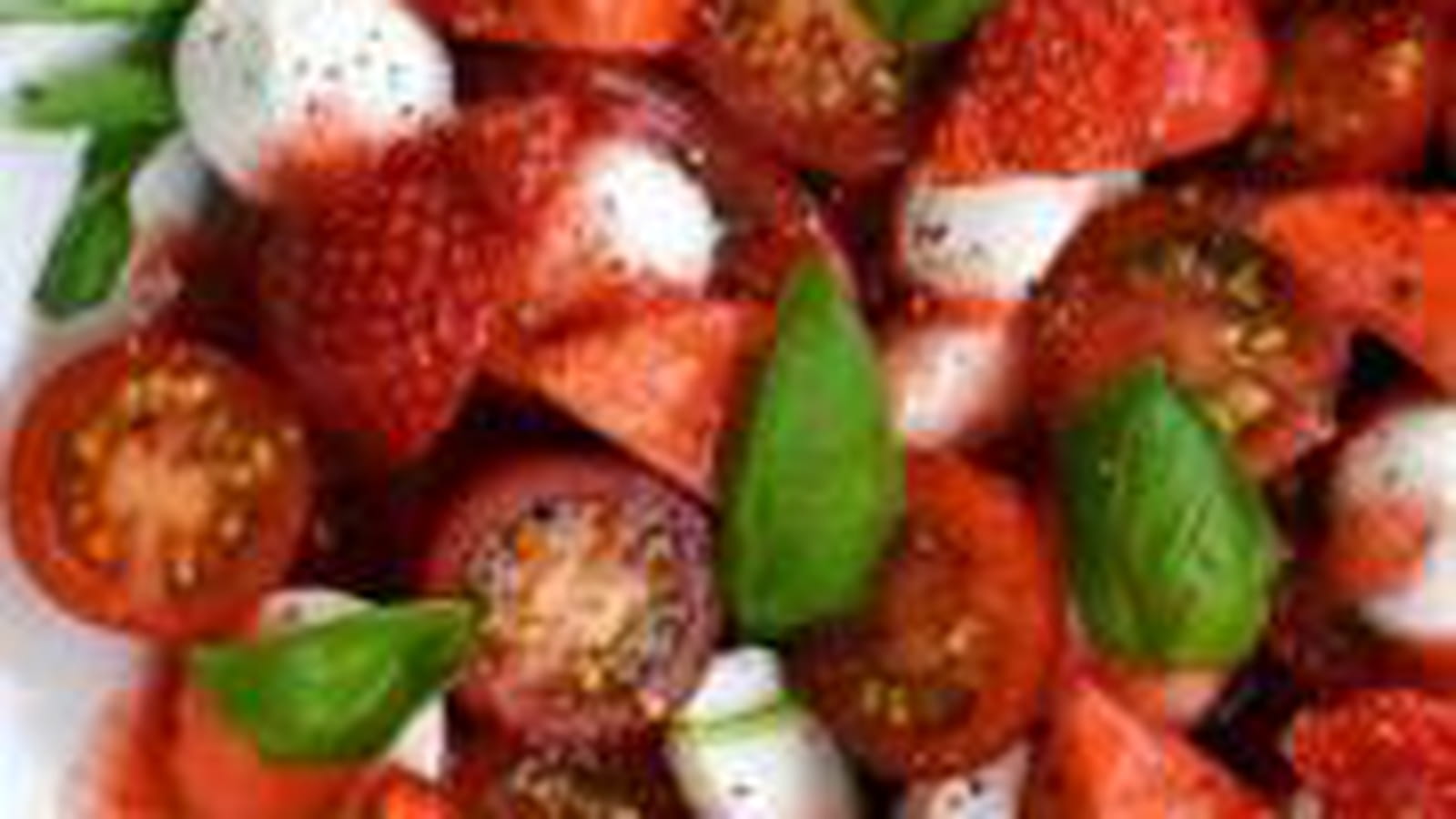 Salade de tomates, fraises et mozzarella, sauce fraises-citron vert