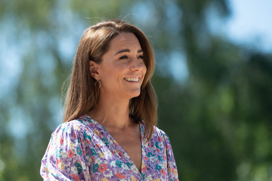 Raie sur le c&ocirc;t&eacute; et cheveux bruns de Kate Middleton