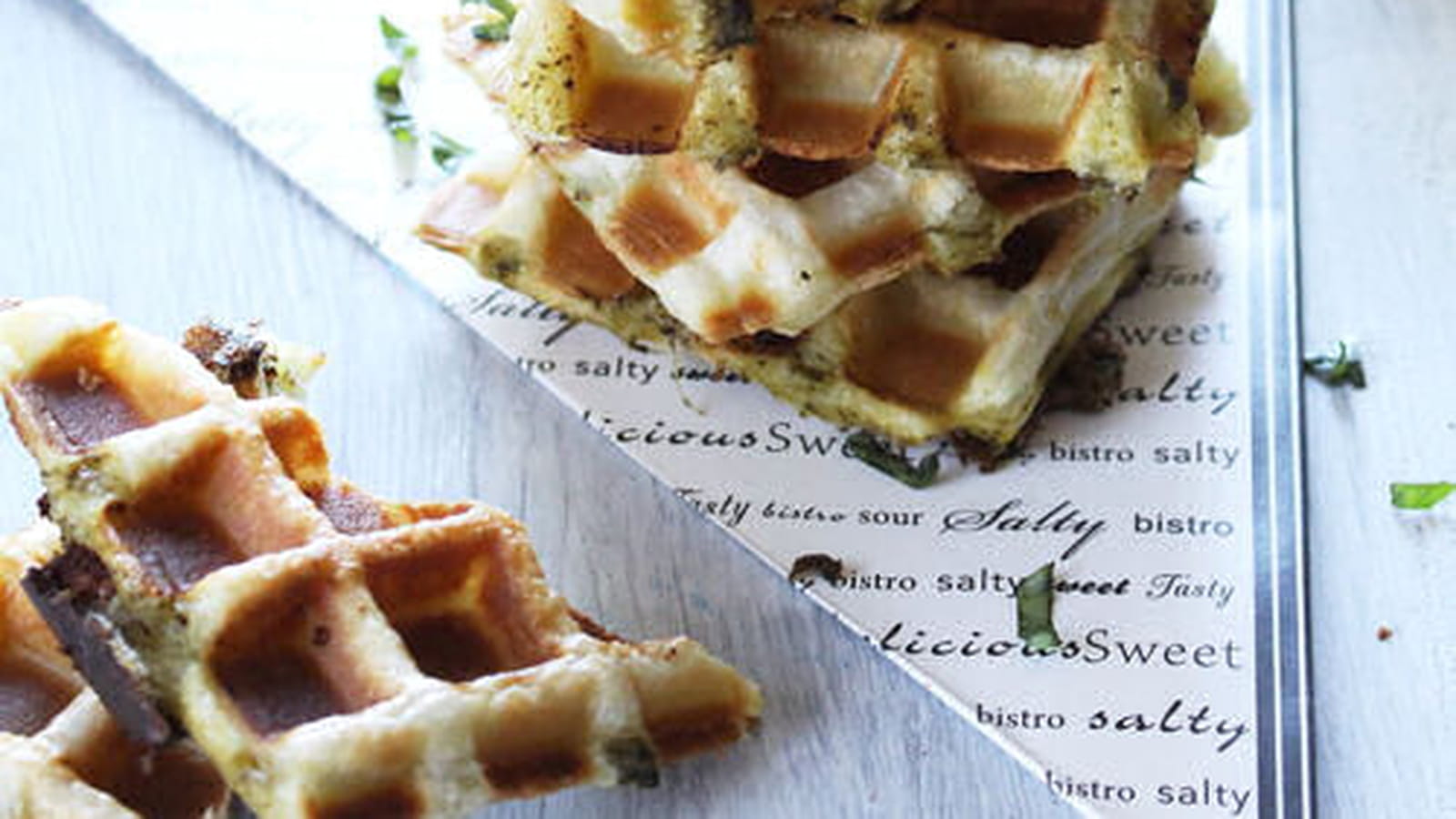 Gaufres express de pâte feuilletée au pesto et mozzarella